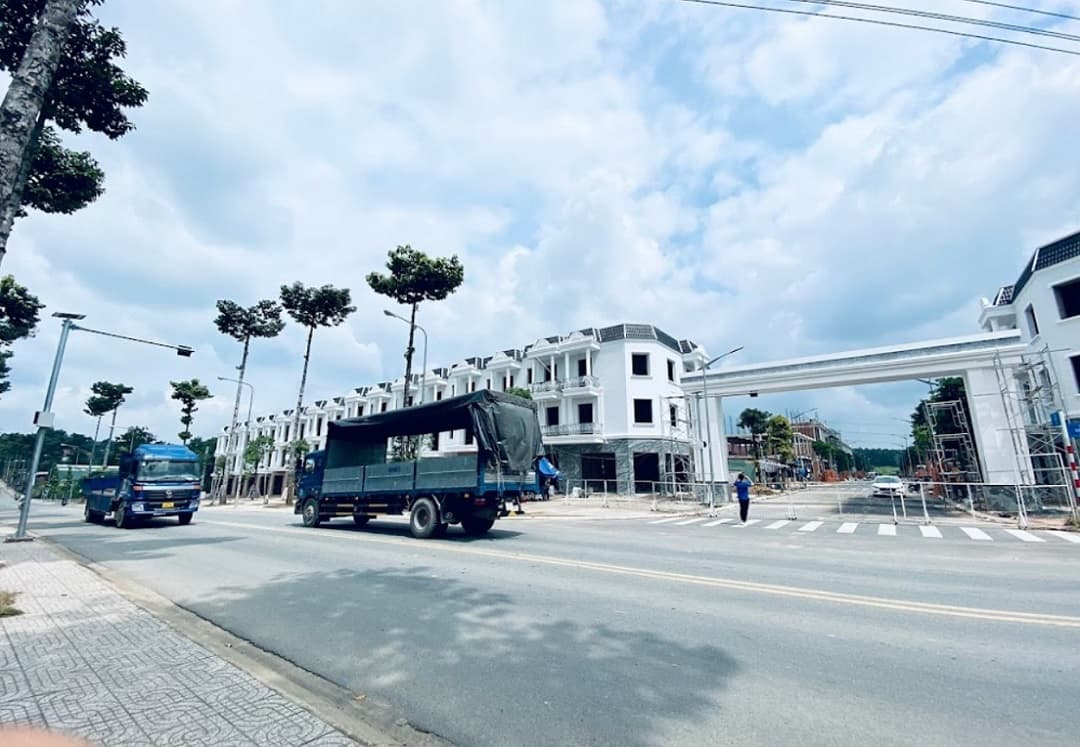 Hình ảnh đường nội khu và dãy nhà phố Bcons City Life